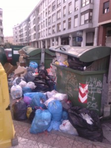 Acumulación de basuras en Colindres. 24-8-2015
